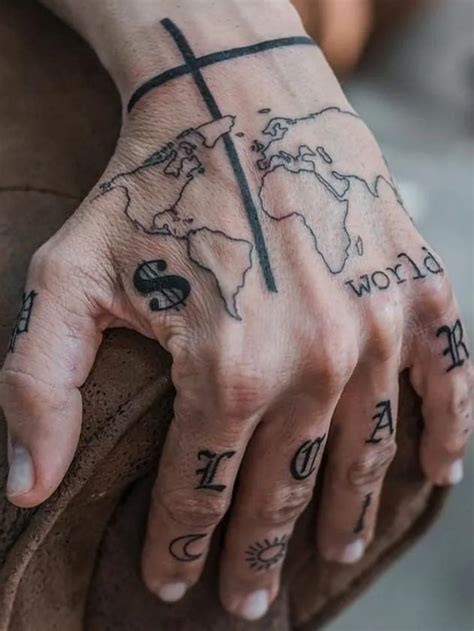 hombre tatuajes en la mano